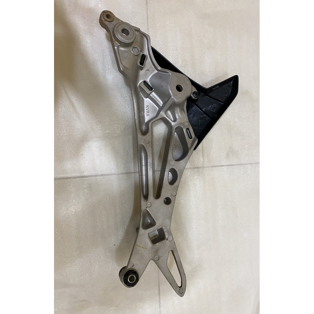 Revo/Dudukan Step belakang Kanan/Holder R Pillion Step/50605KVR600/