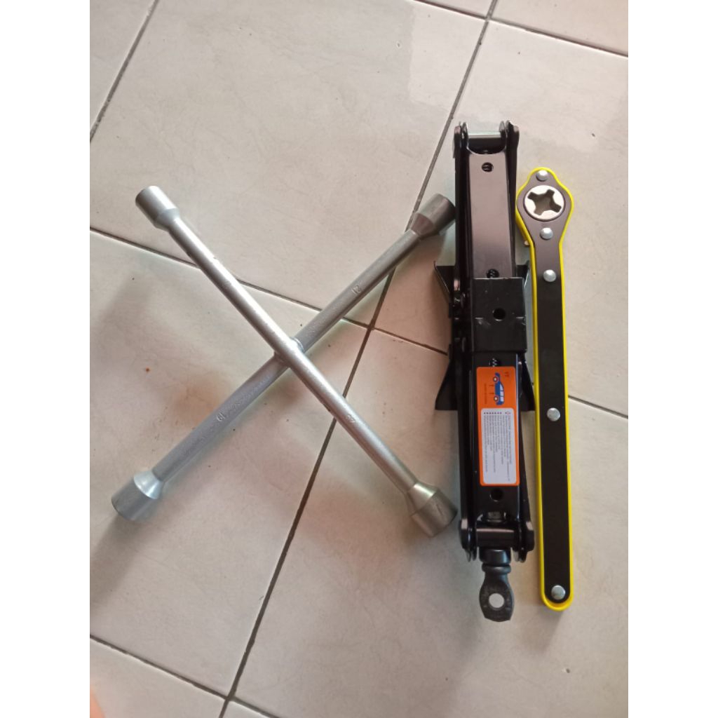 dongkrak jembatan+tuas krek+kunci roda palang