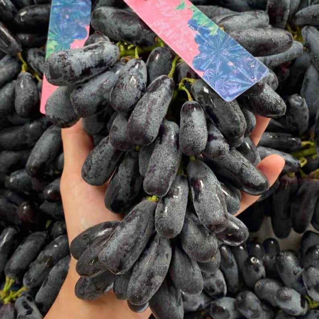 BUAH ANGGUR HITAM MOONDROP 1 KG PANJANG PREMIUM SWEET SHAPPIRE / BUAH ANGGUR PANJANG JARI MANIS NON 