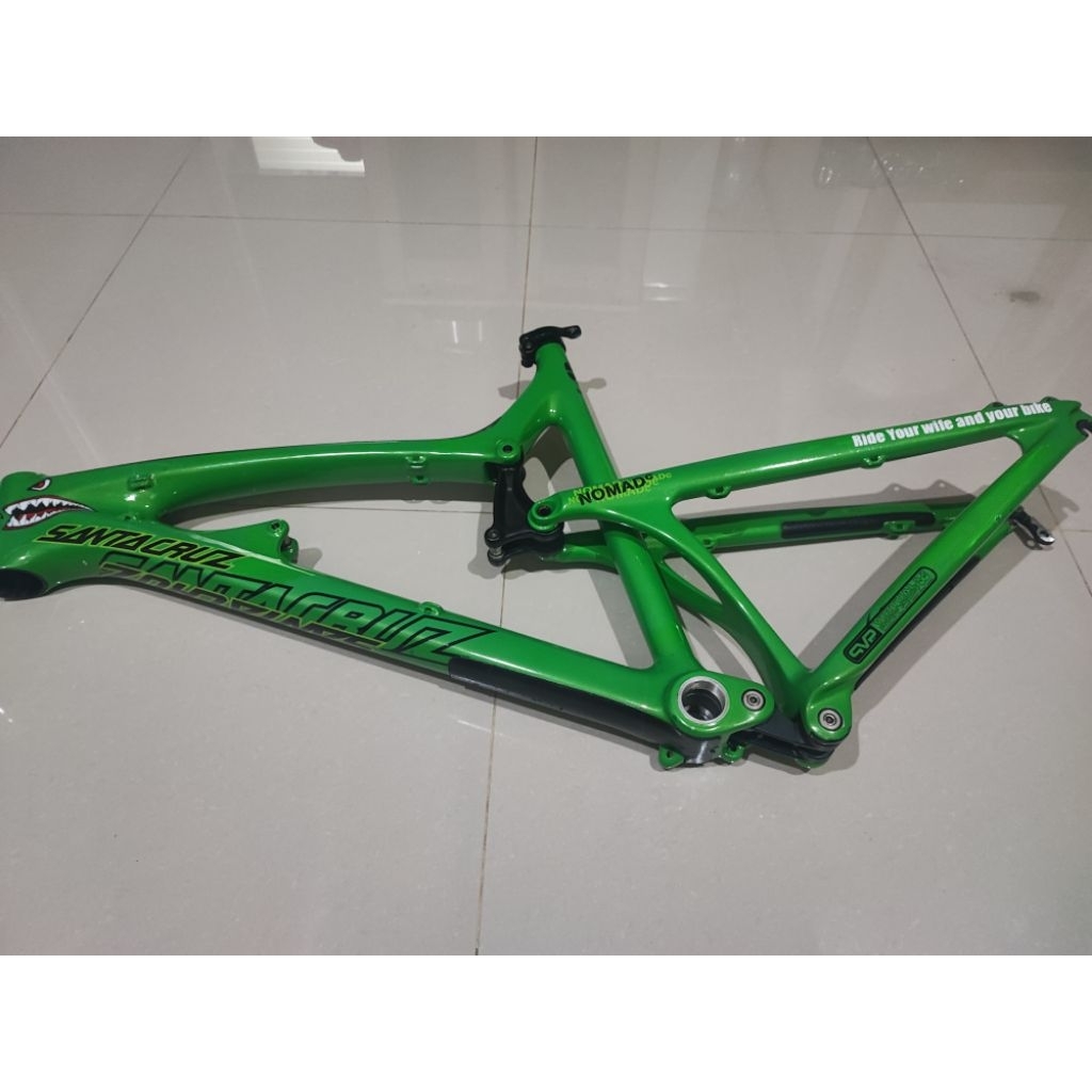Frame sepeda MTB Carbon SANTA CRUZ Nomad 26' size M (Tanpa rearshock) kondisi no minus