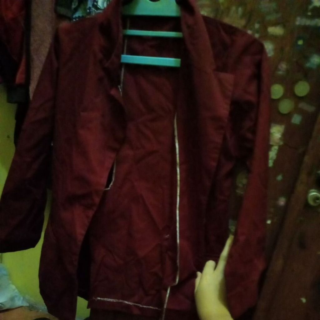 Preloved jas merah/almamater polos