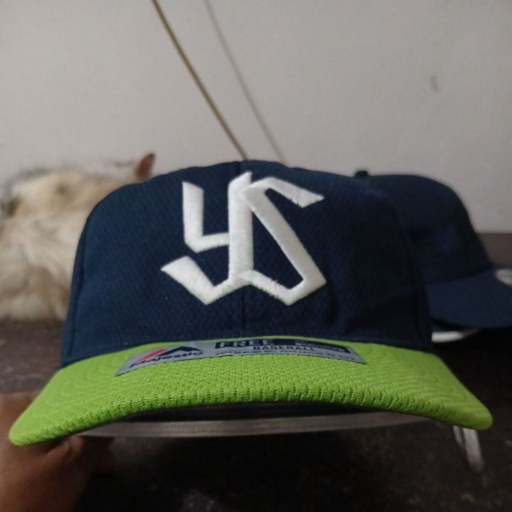 Topi baseball bahan polyester warna navy pekat visor stabilo big logo bordir masih ada sticker MAJES