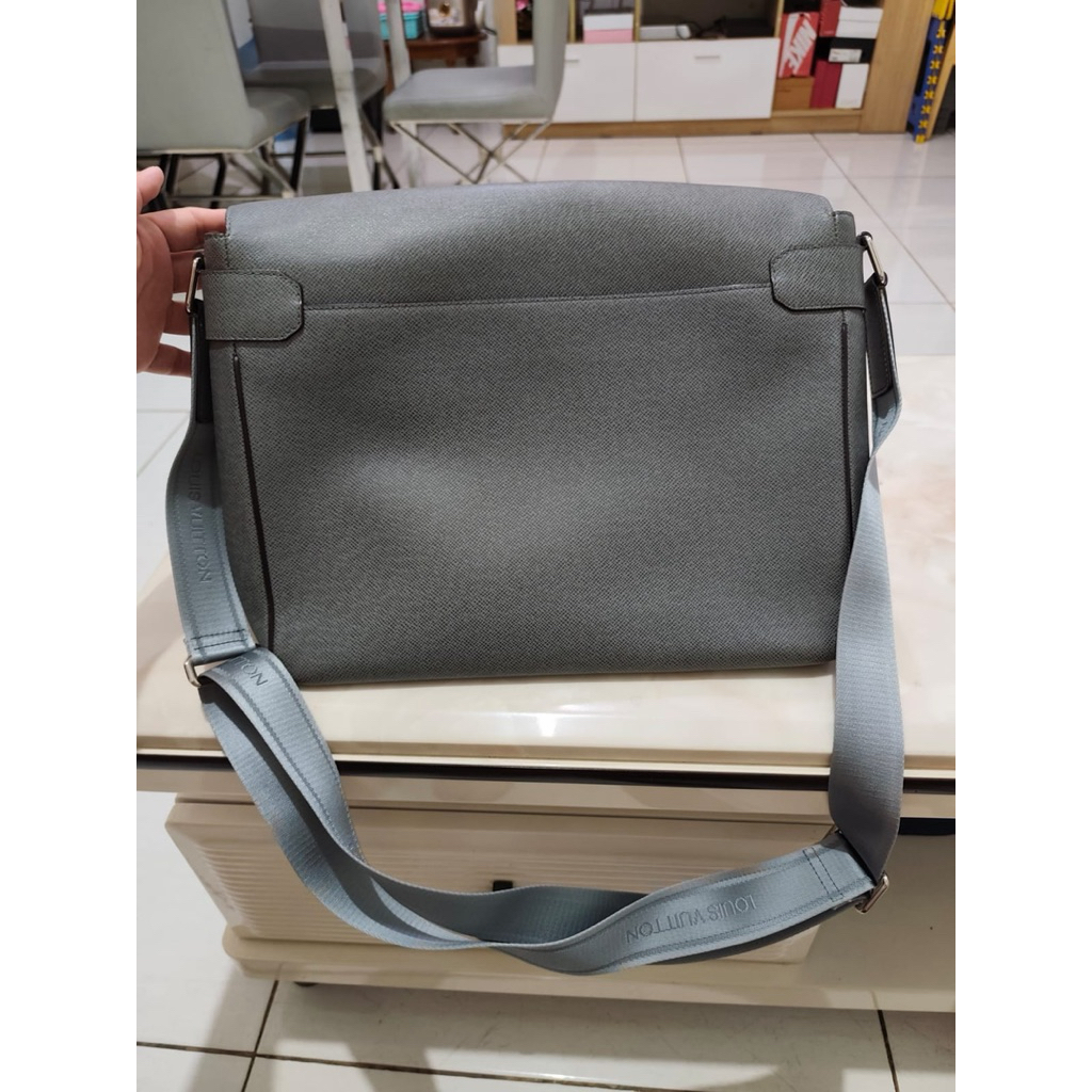 Tas LV Messenger Taiga Grey Original 100% Like New