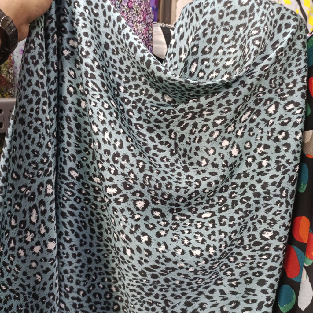 kain satin silk motif macan - kain silk lembut sejuk - kain satin meteran premium - kain satin silk 