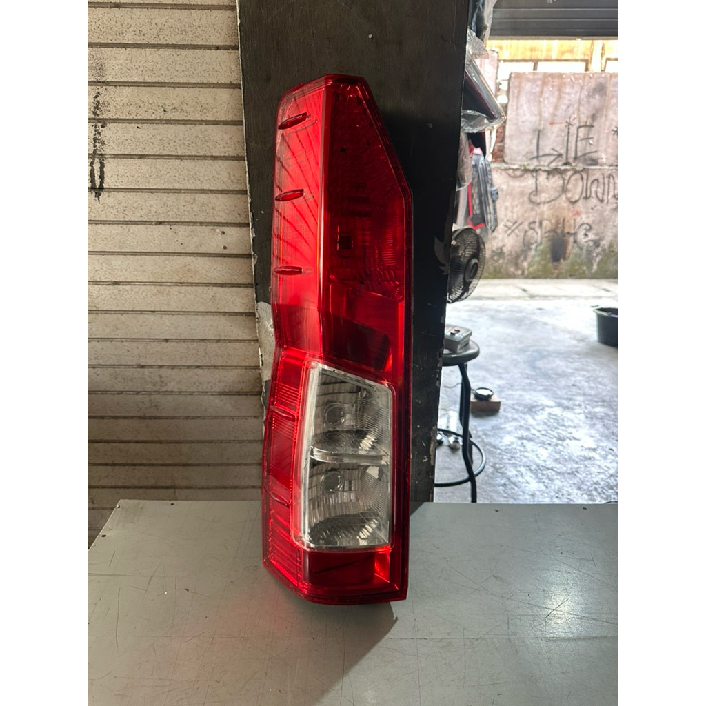 Stoplamp Toyota Hiace Premio kiri Original