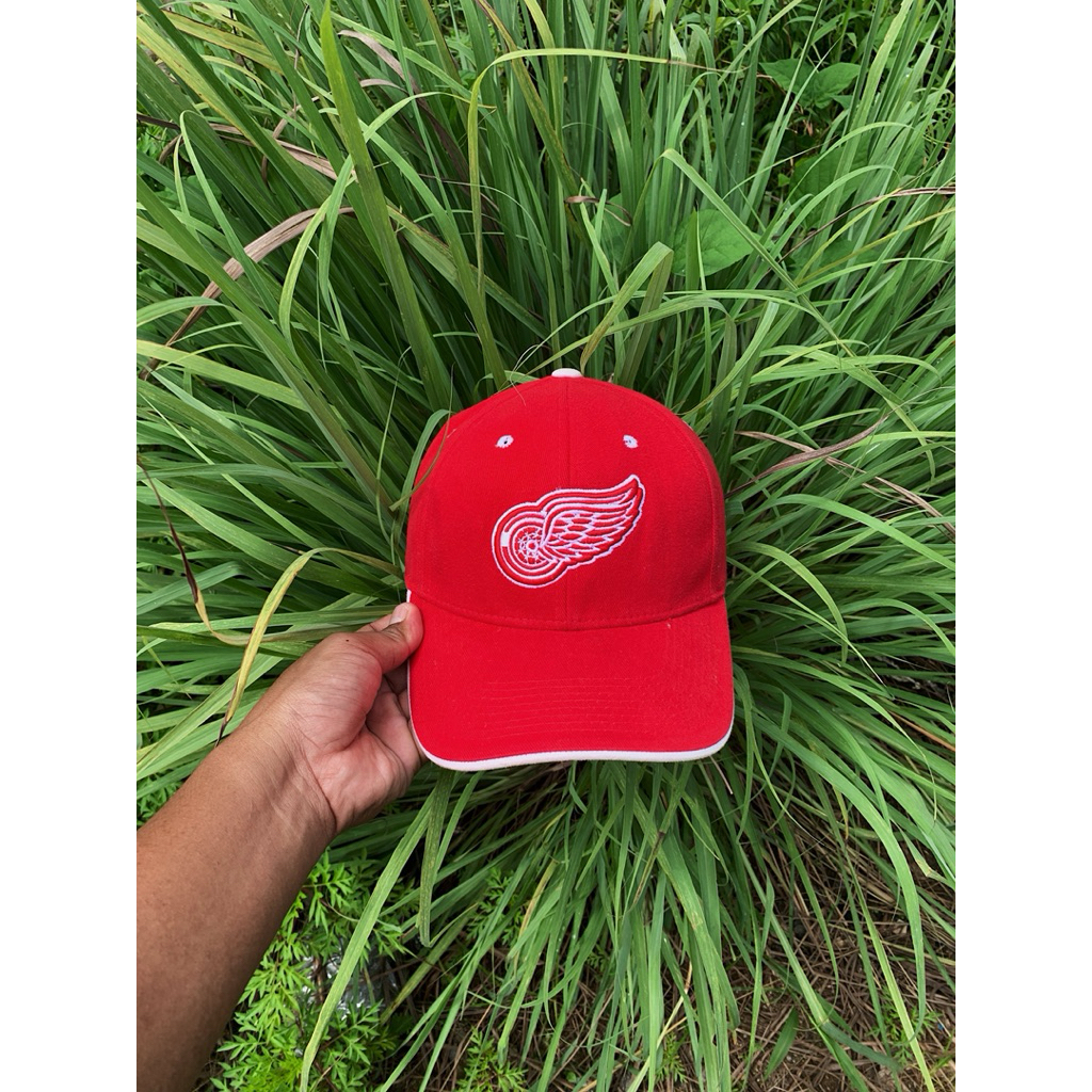 topi merah logo redwings