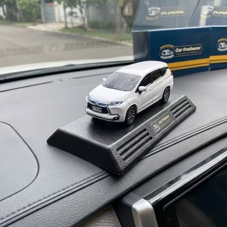 (Skala 1 : 45) Pajangan Interior Mobil Miniatur Pajero Sport 2016 - 2023