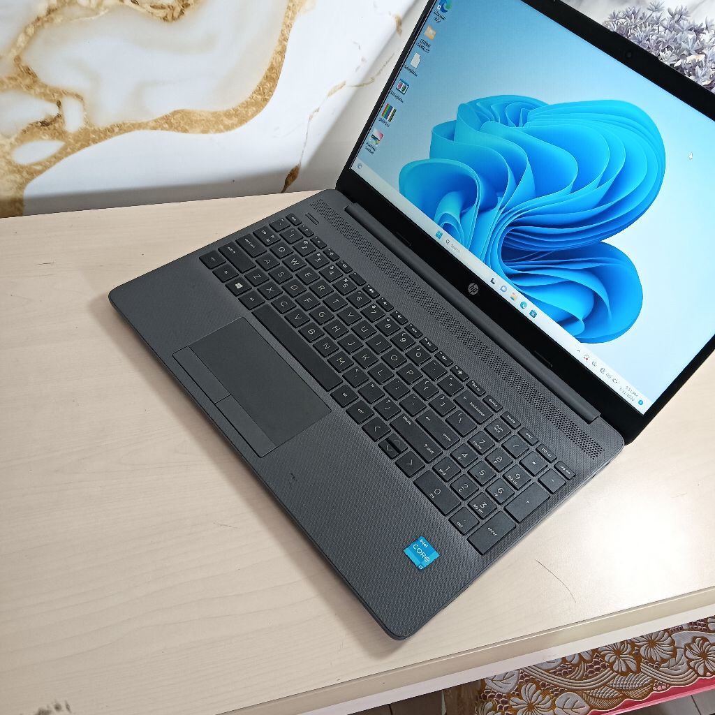 HP 250-G8 i3-1115G4