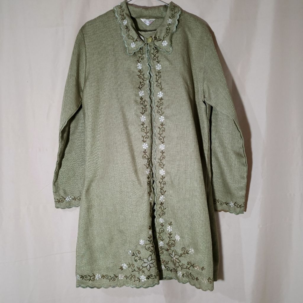 Setelan Tunik & Celana Wanita Hijau Sage Detail Bordir & Kerah Renda Manis