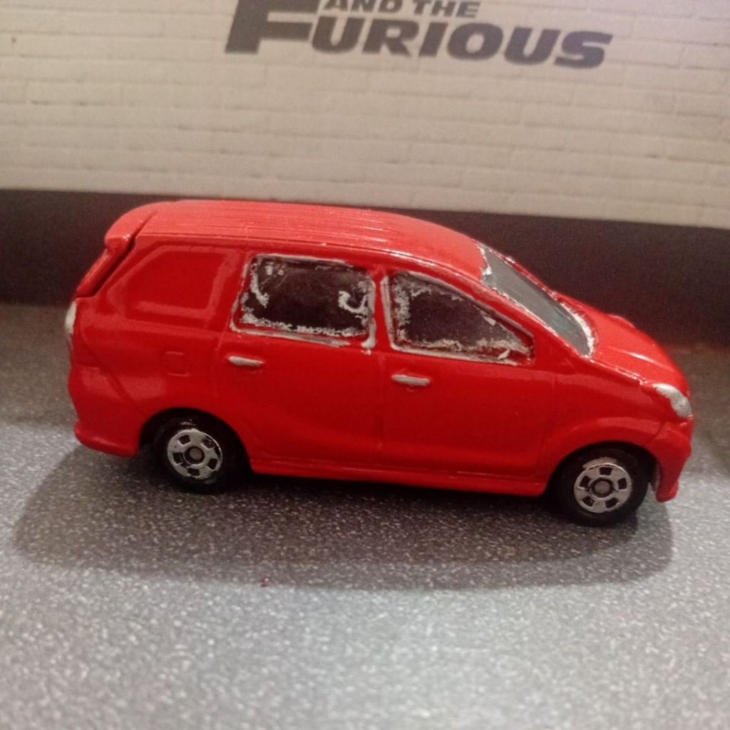 TOMICA TOYOTA AVANZA VELOZ TAHUN 2013 MADE IN VIETNAM