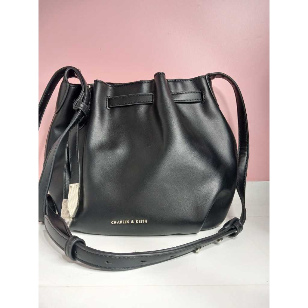 TAS BUCKET CHARLES N KEITH BLACK PRELOVED