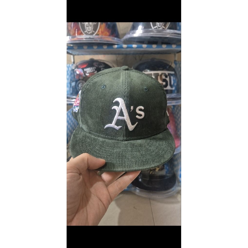 Topi Snapback New era x Mlb corduroy (Size 7 1/8).