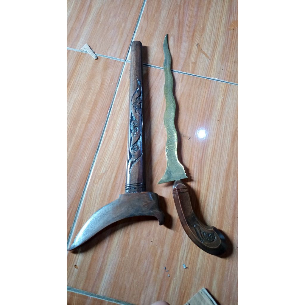 keris Kuningan asli cocok buat hiasan dinding