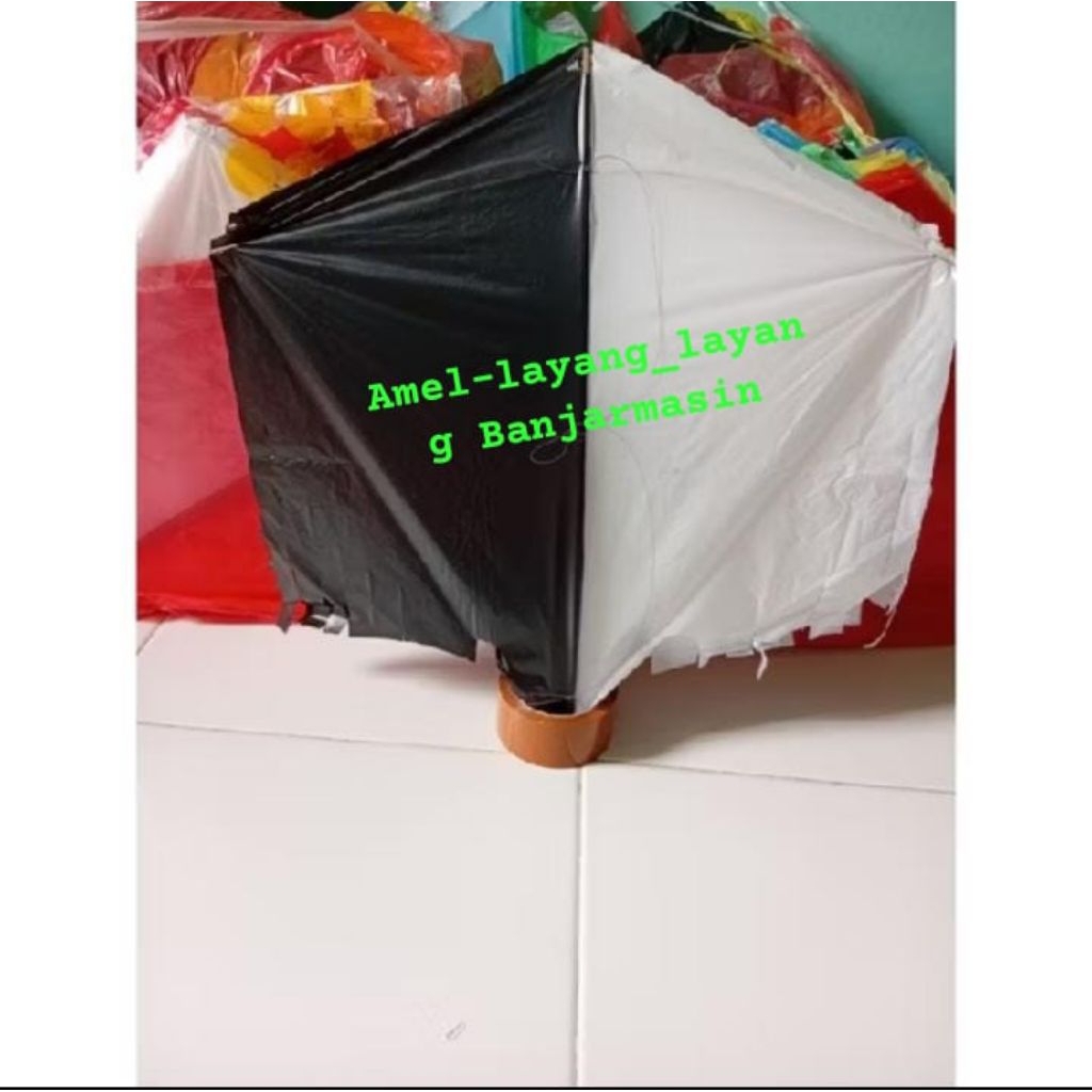 layangan plastik pare tanggung (hitam-putih)