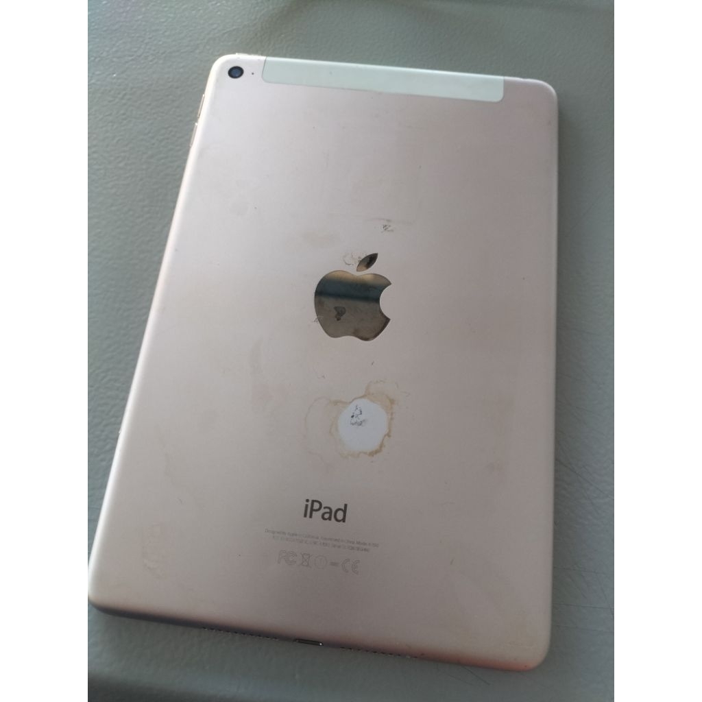 Apple Ipad mini 4. Bahan bypass. Mesin Hidup. Minus LCD charge gak tampil. lock password dan ada icl