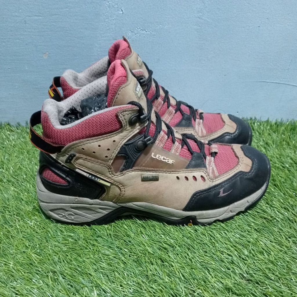 Sepatu Outdoor / Hiking Lecaf gtx Mid Cut 40/25