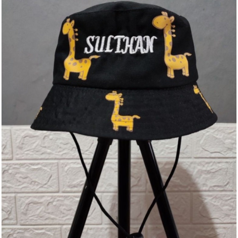 Bucket Hat Anak Motif Jerapah Bertali Bisa Bordir Nama Anak Sendiri