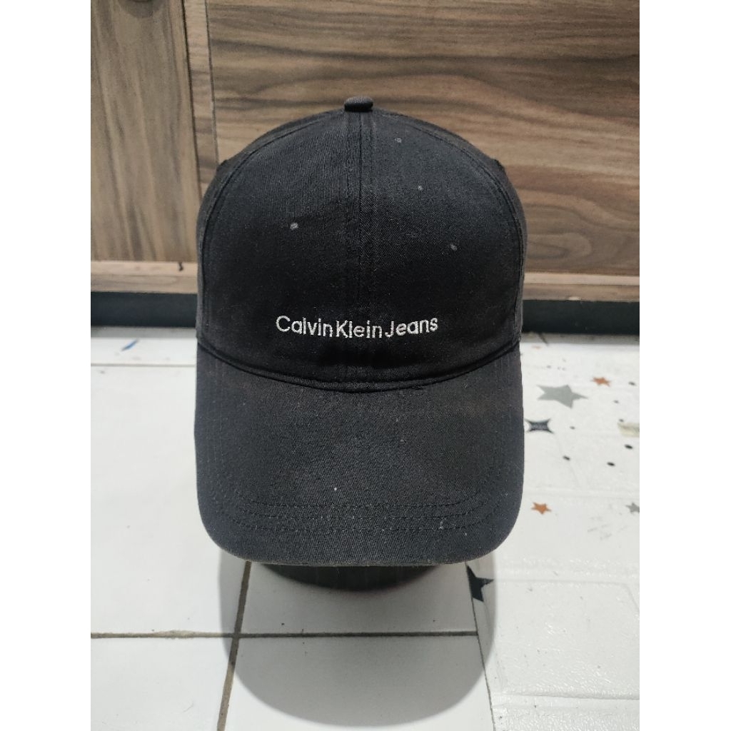 Calvin Klein Jeans Topi Calvin Klein Jeans turun warna