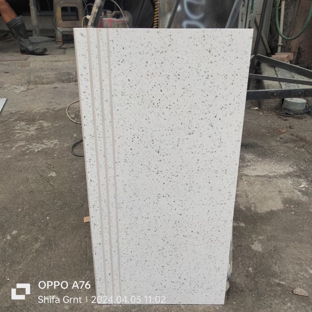 Granit tangga 30x60.White terazzo/Indogress