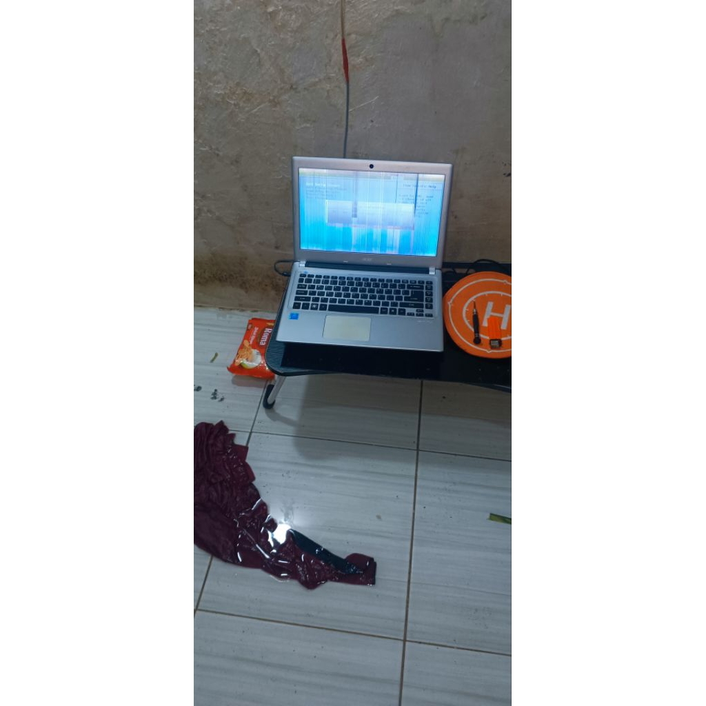 Laptop acer normal mulus 80% engsel kokot minus lcd
