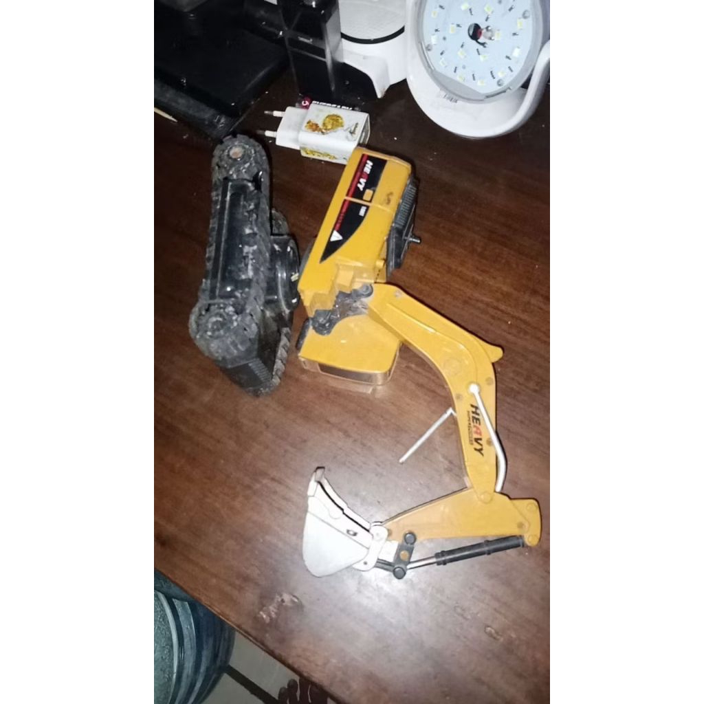 RC excavator preloved