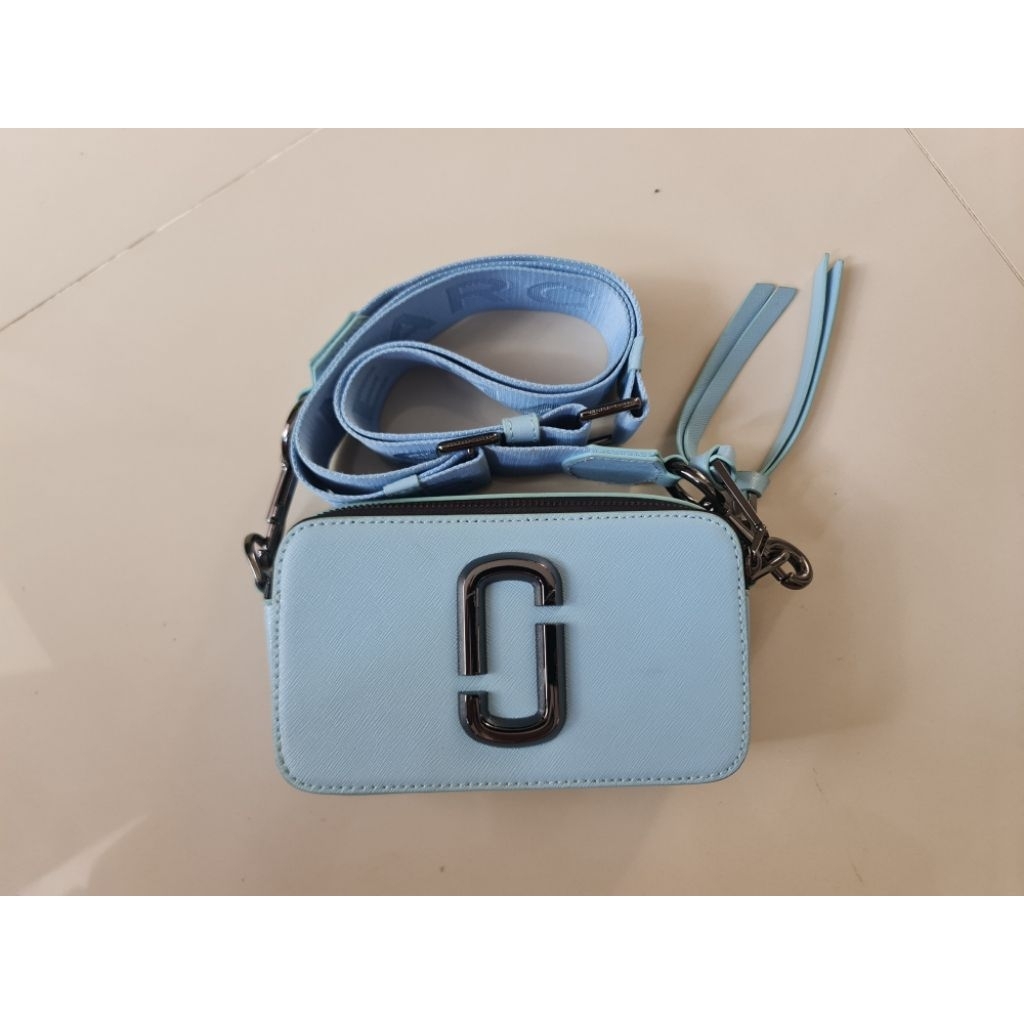 Tas Sling Camera Bag Wanita Marc Jacobs Light Blue
Mantan / Bekas / Second

Size : 18cm x 5cm × 10cm