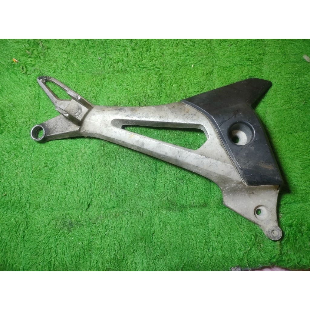 FOOTSTEP PIJAKAN KAKI BELAKANG SEBELAH KANAN HONDA SUPRA X 125