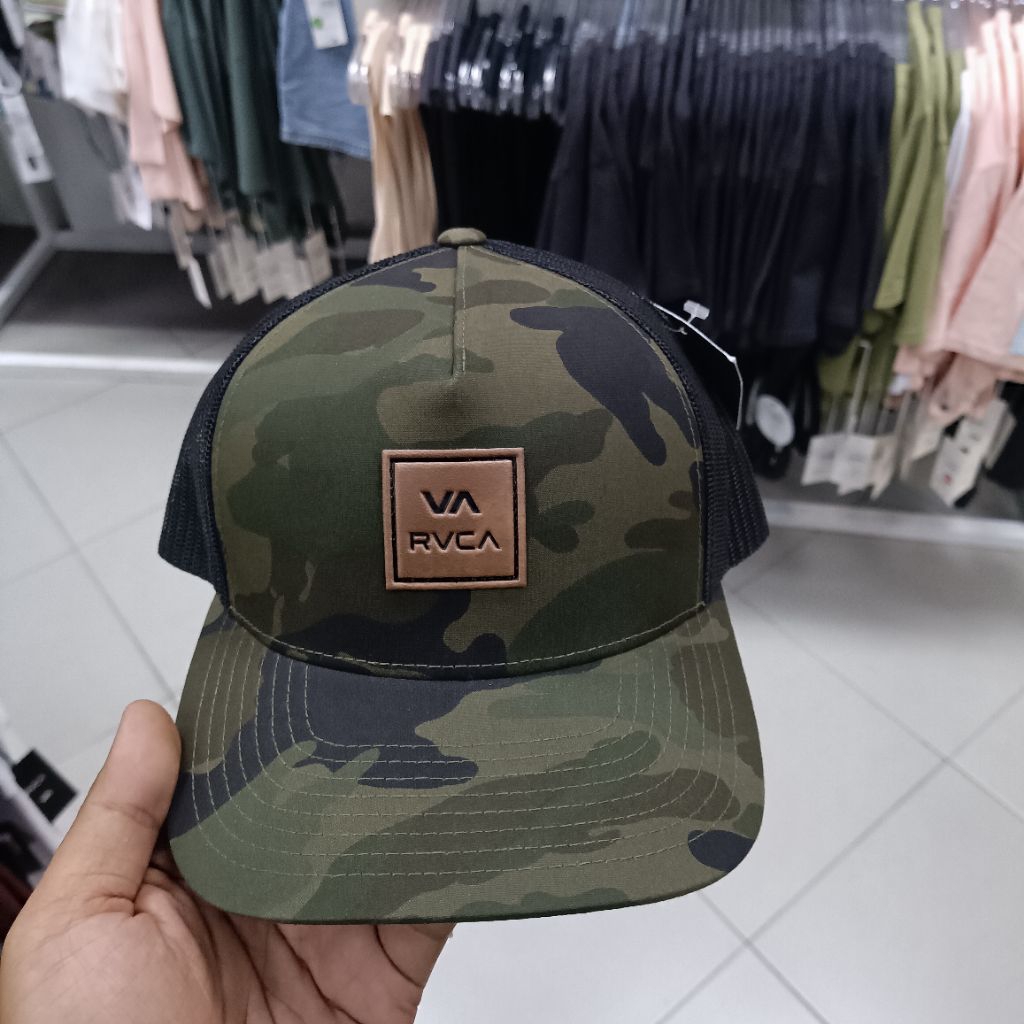 Topi pria Rvca Atw carved brim trucker camel