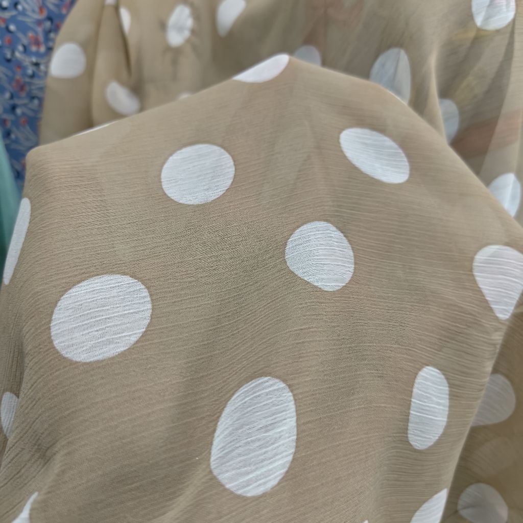 KAIN SIFON KRINGKEL PREMIUM MOTIF POLKADOT BESAR WARNA PUTIH DASAR COKSU - KAIN SIFON YORYU MOTIF DO