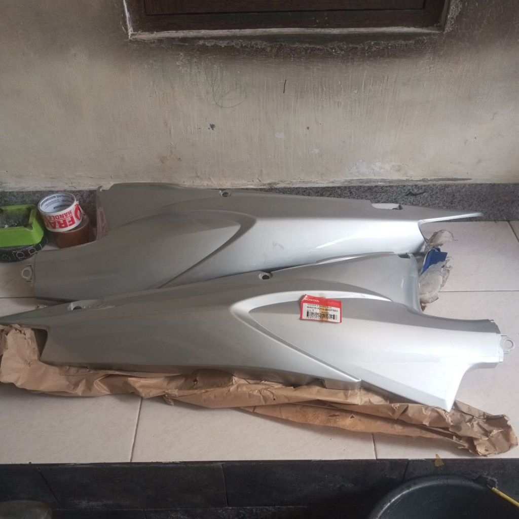 cover body belakang kanan kiri karisma 125D KARISMA 125 D SILVER  original baru minus bagian kiri be