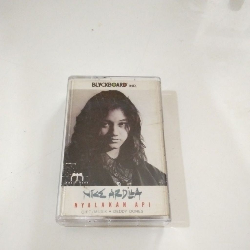KASET PITA NIKE ARDILLA NYALAKAN API