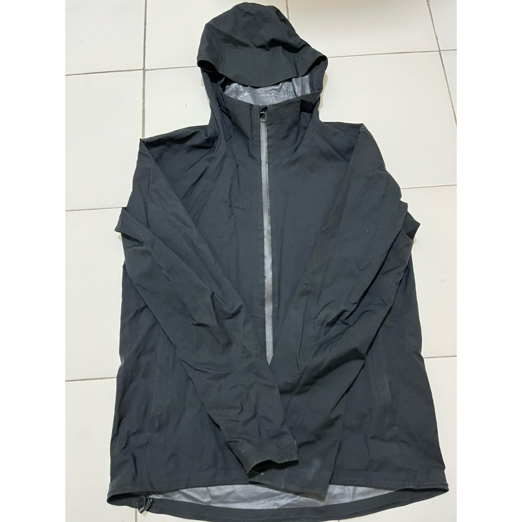 UNIQLO BLOCKTECH HITAM