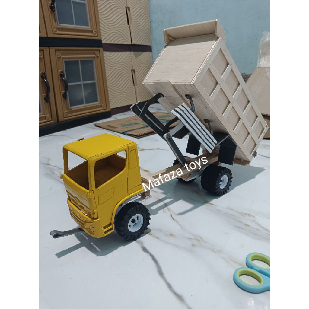 Miniatur truk Hino Dump
