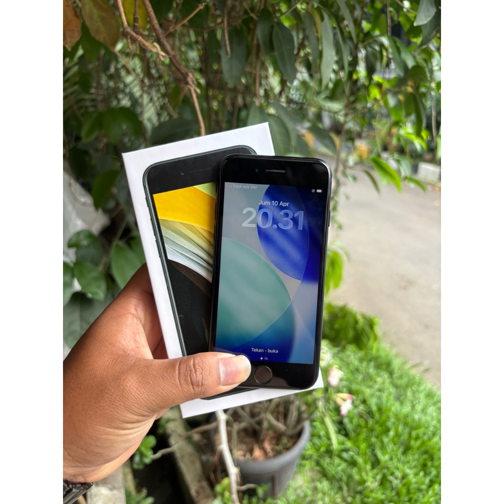 Iphone SE 2020 Ibox 64gb Hitam Like New