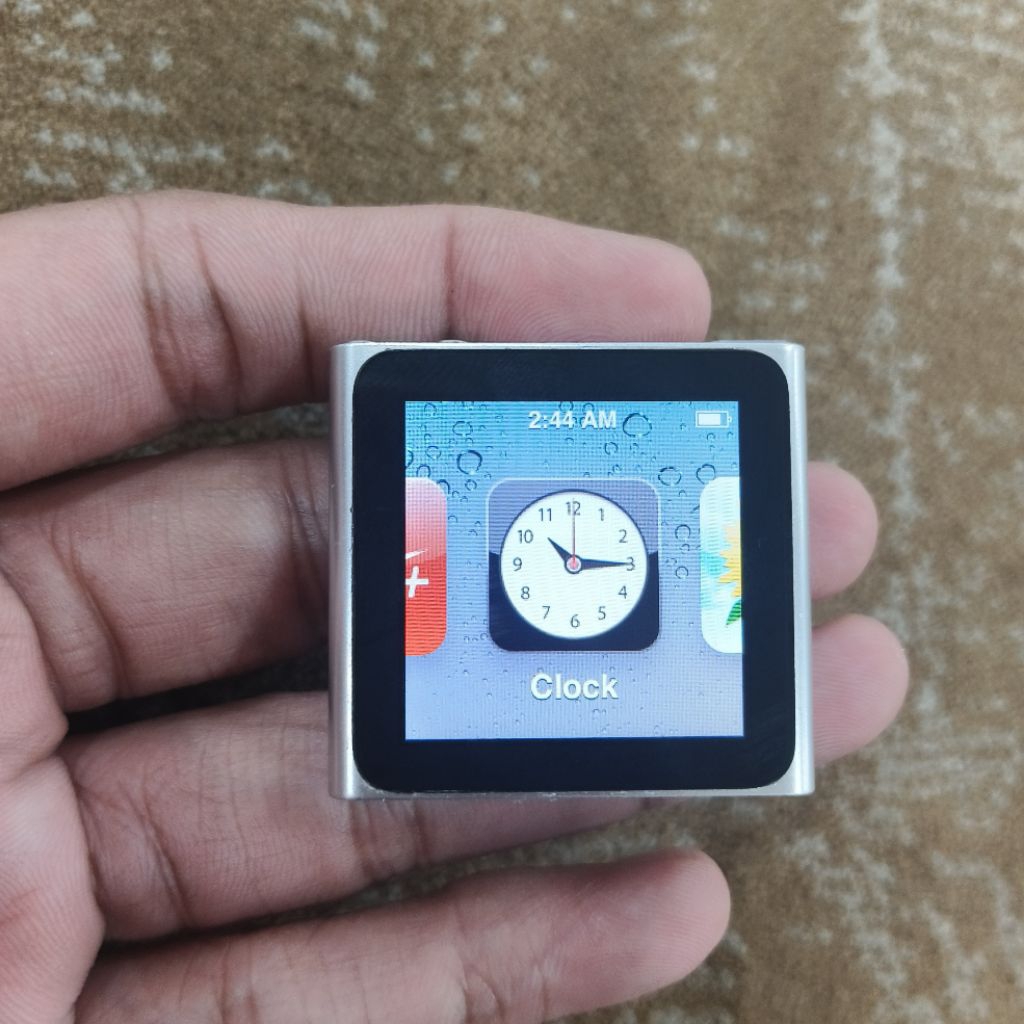 ipod nano gen 6 kapasitas 8 GB normal semua tombol aman baterai baru pasti awet ada gratis kabel cha