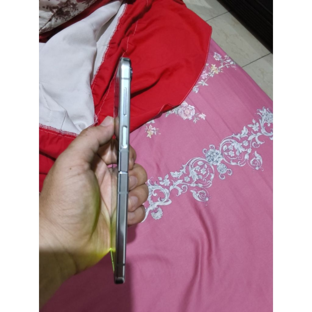 z flip5 minus lcd dalam