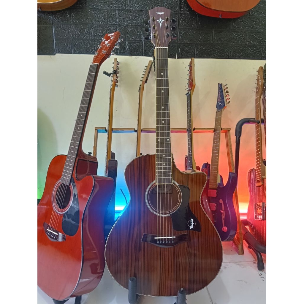 Gitar akustik Taylor