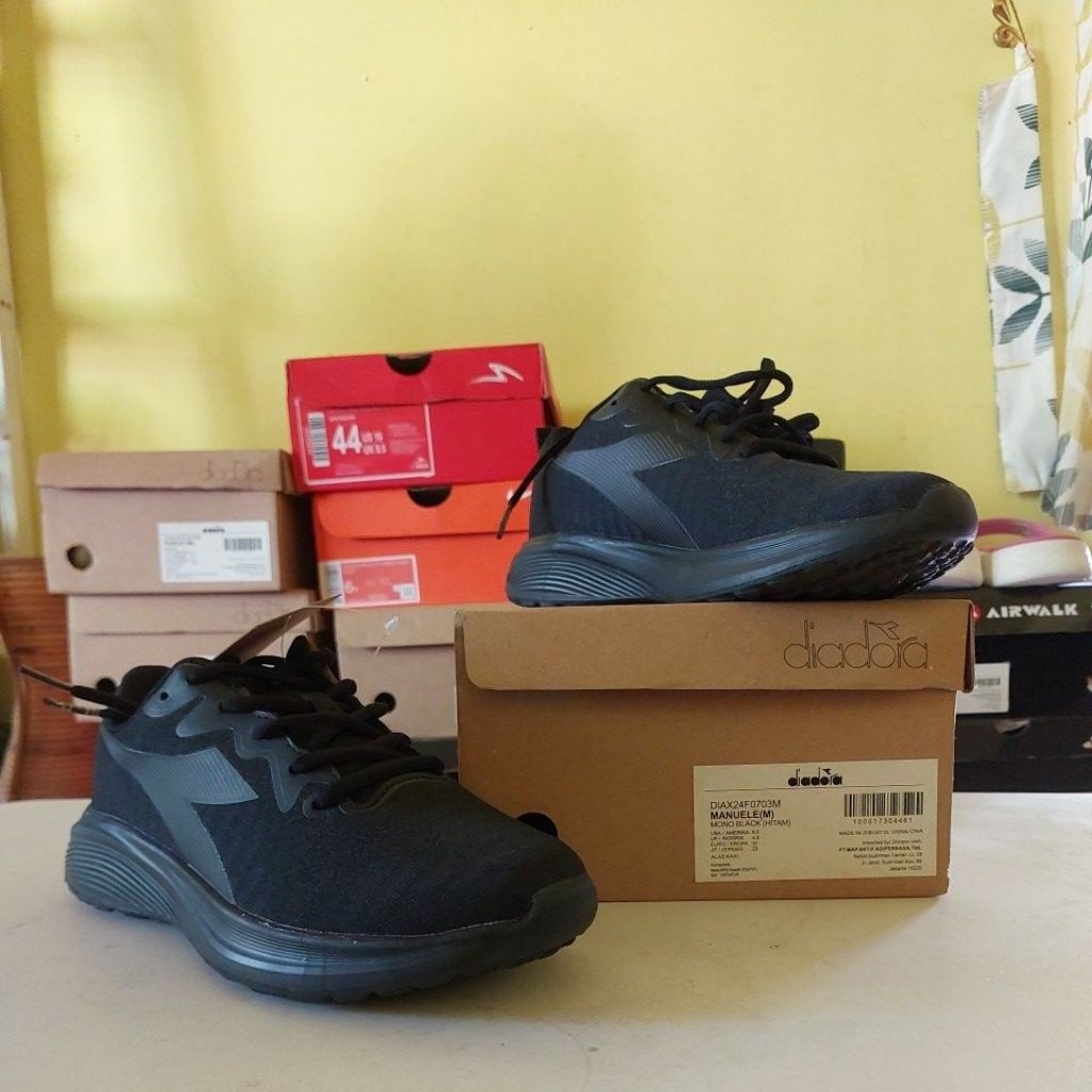 SEPATU DIADORA FULL BLACK / MONOBLACK ORIGINAL UKURAN 37 SEPATU SEKOLAH HITAM