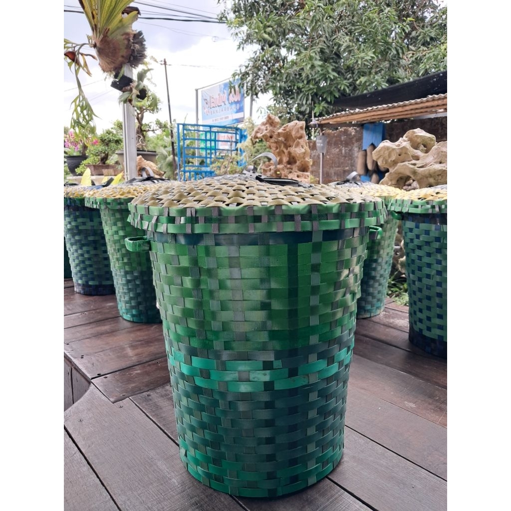 Tempat sampah anyam plastik
