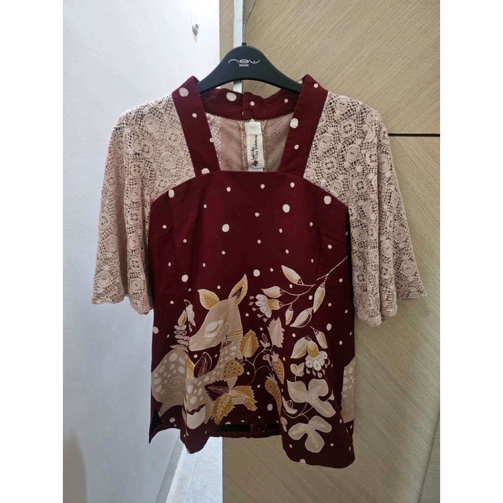 Dea Valencia Atasan Brokat Batik Merah Marroon All Size