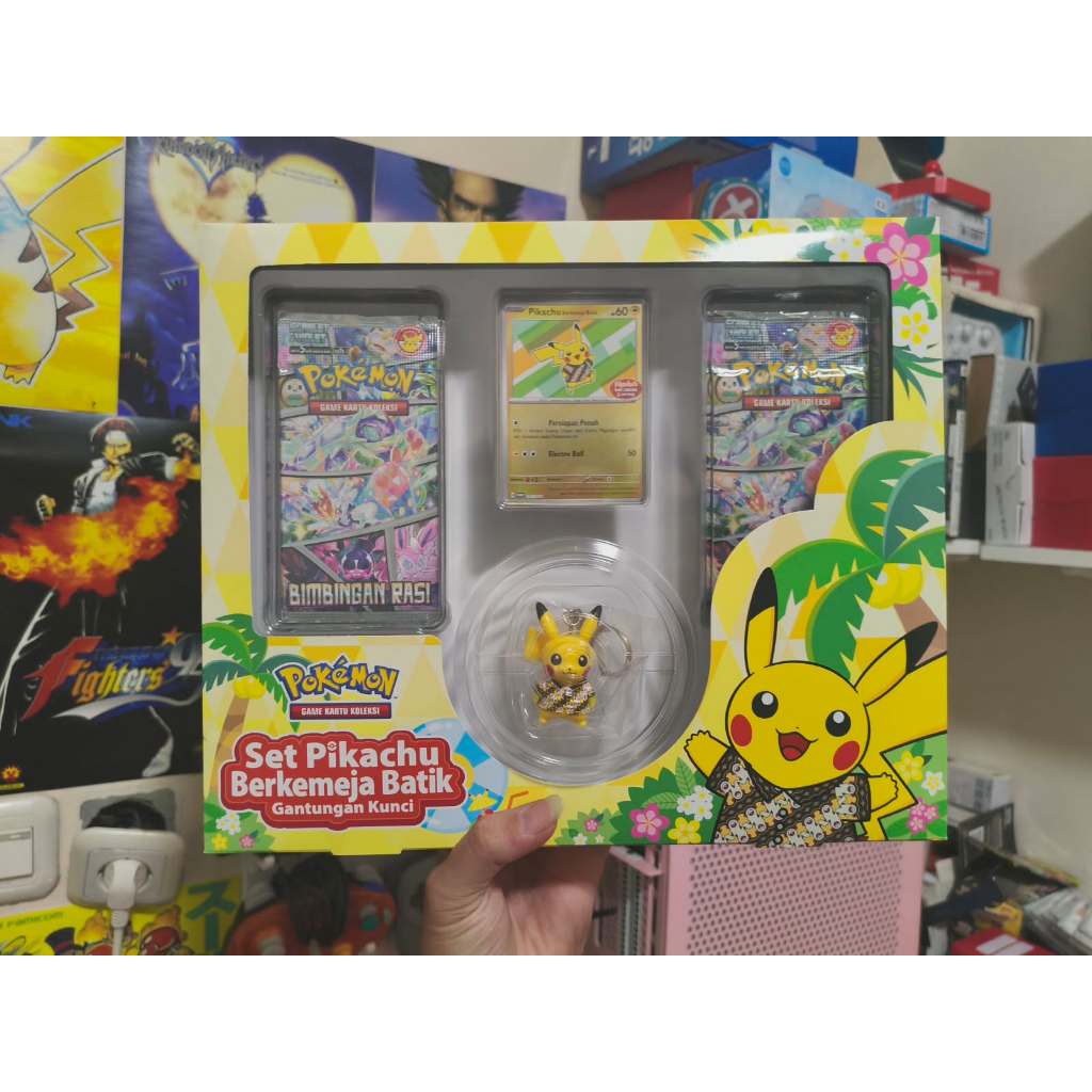 POKEMON INDONESIA SET PIKACHU BERKEMEJA BATIK PROMO HOLO GANTUNGAN KUNCI BOX ORIGINAL SEALED