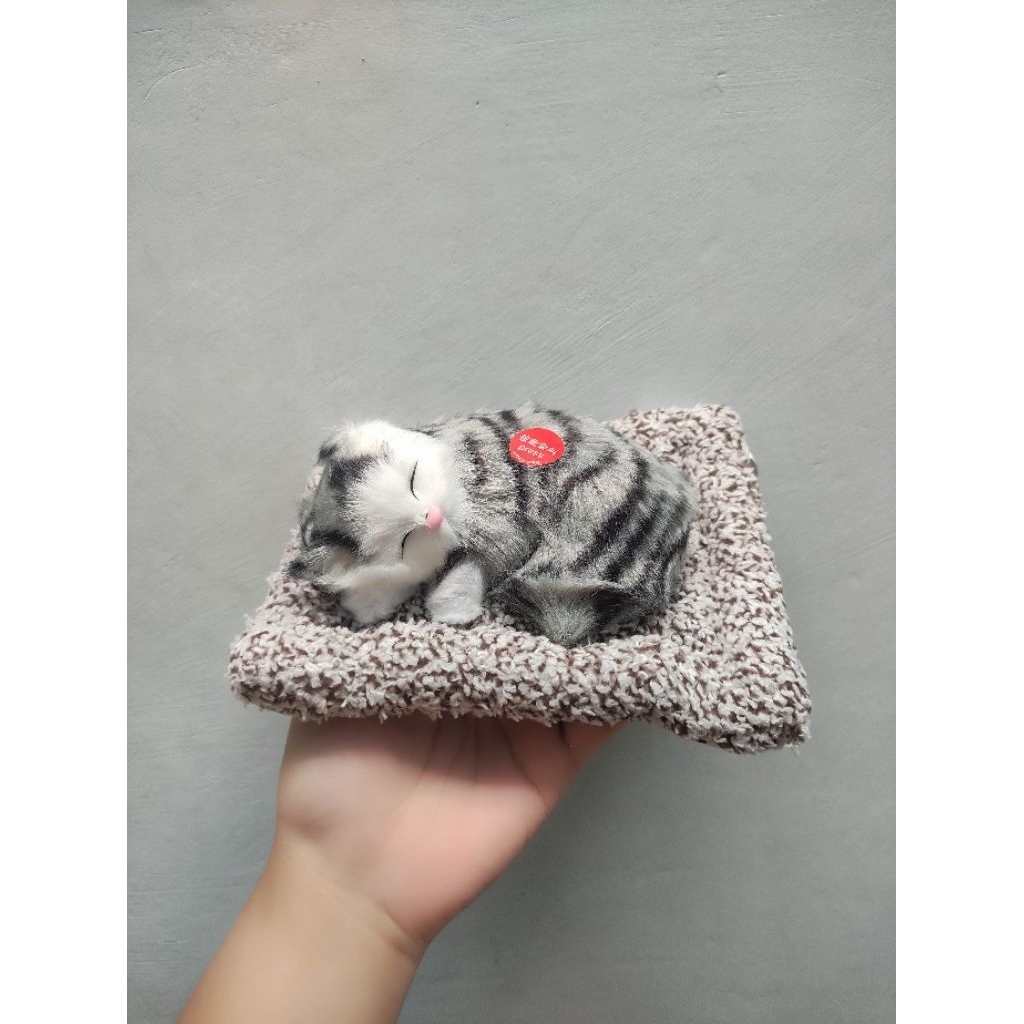 Boneka elektrik kucing mirip asli like new