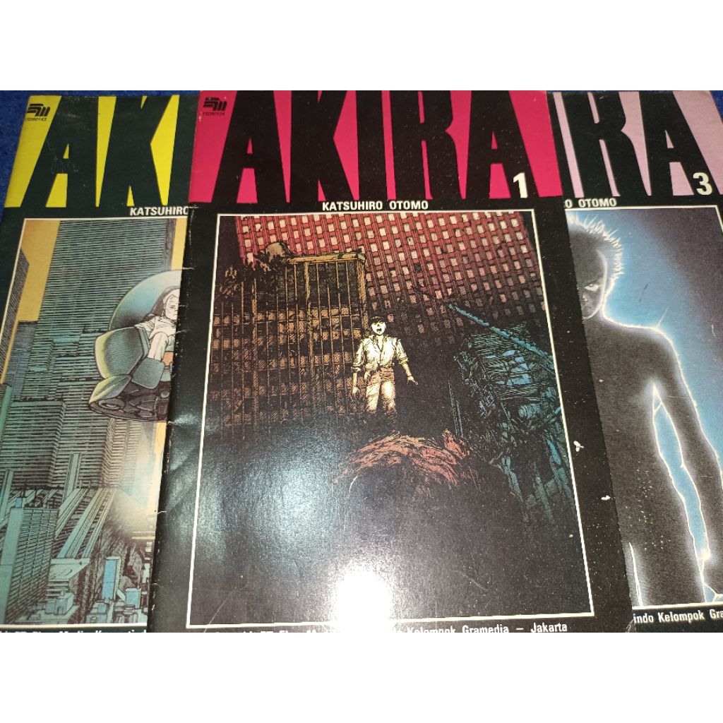 Komik Akira 3 Buku, edisi majalah Akira color edition, berwarna semua halamannya dengan kondisi buku