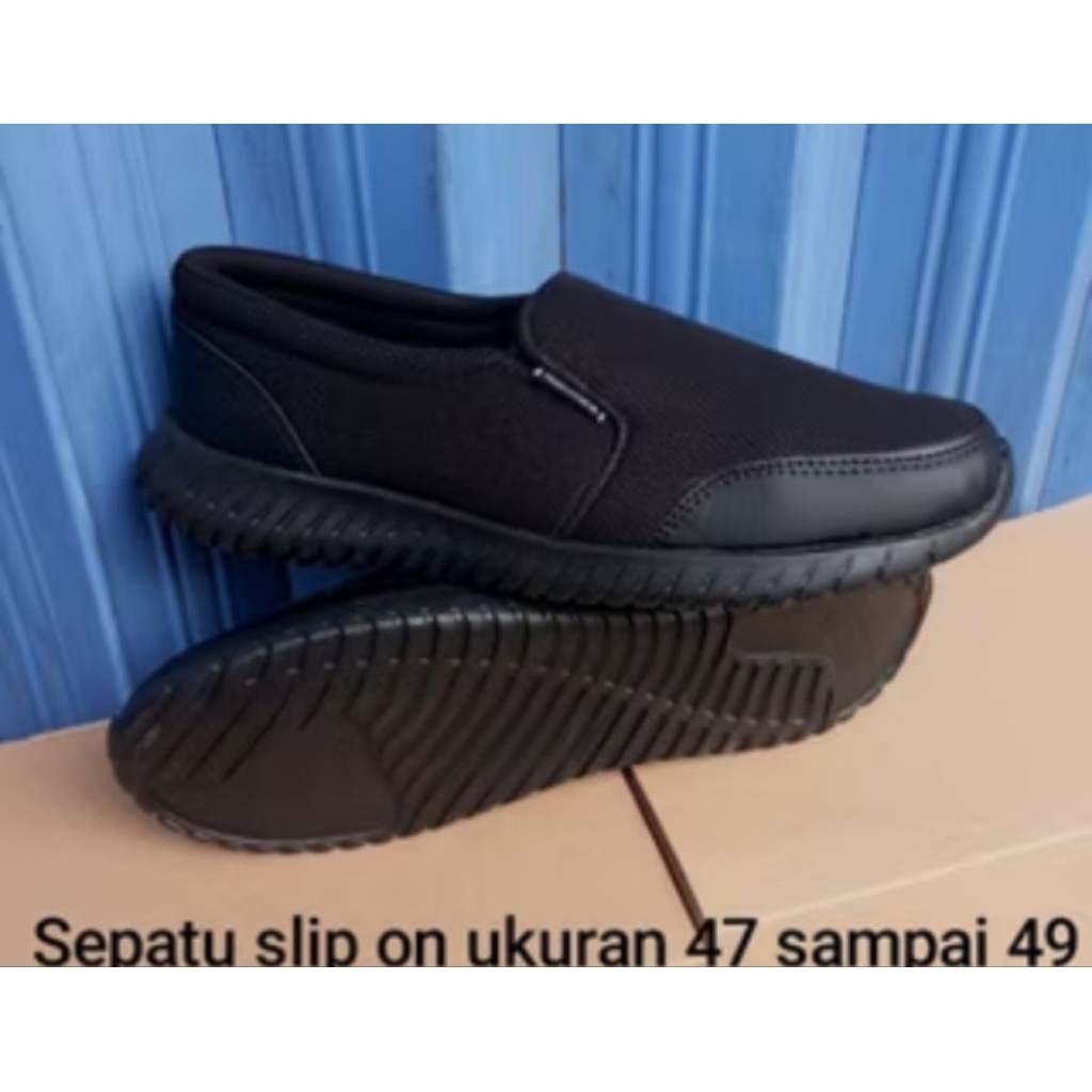Sepatu casual slip on sneakers pria  ukuran besar .