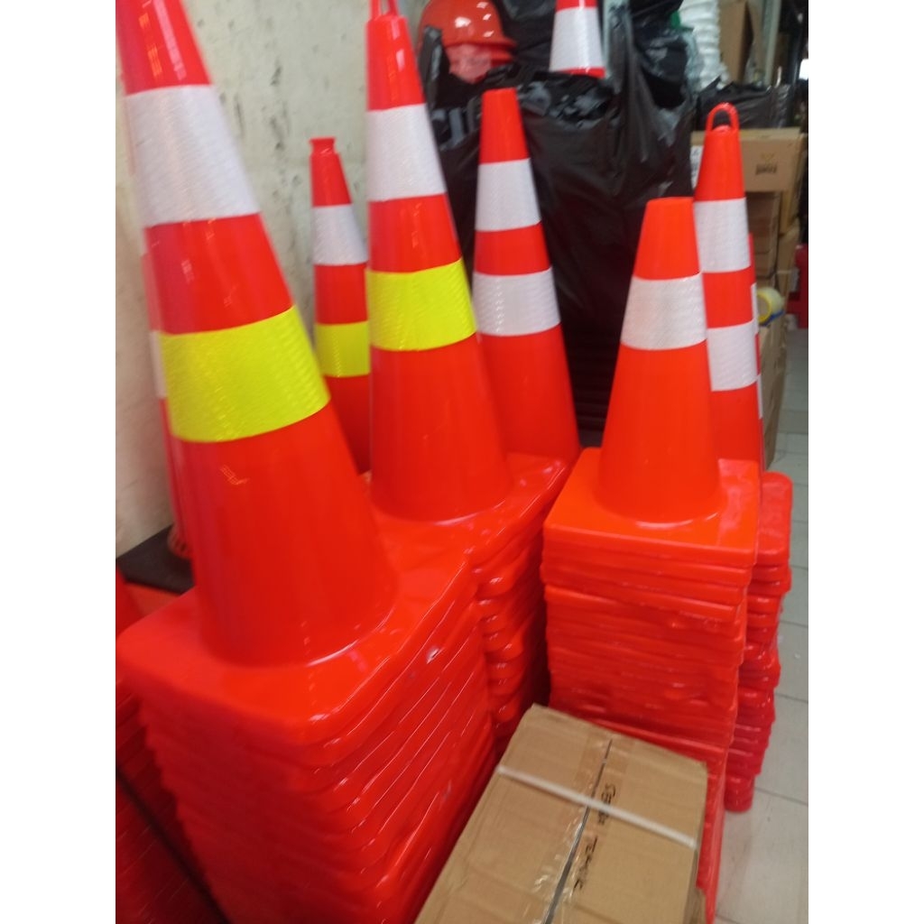 TRAFFIC CONE 70 CM RUBBER