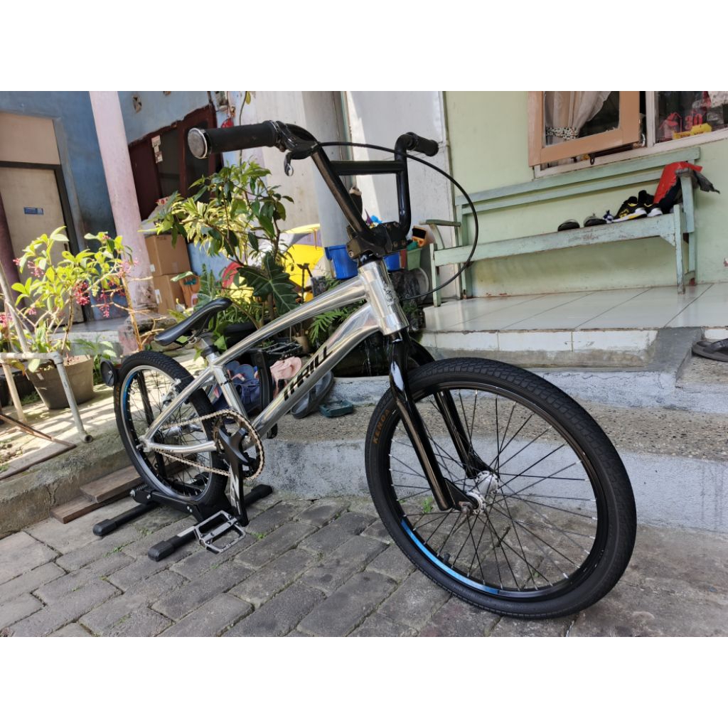 BMX RACE THRILL/BMX THRILL RACE