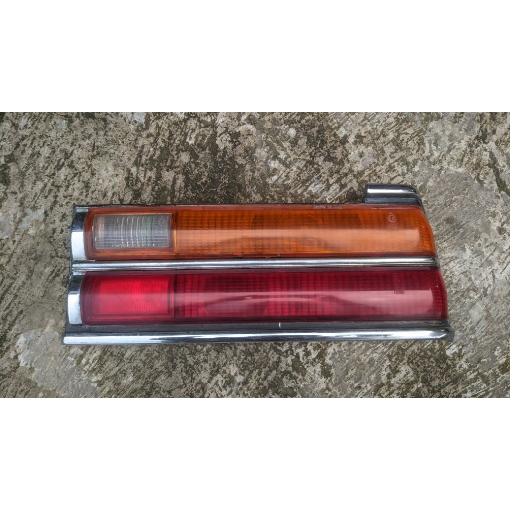 LAMPU REM LAMPU BELAKANG LAMPU STOP CORONA 1979 1980 RT132 KANAN