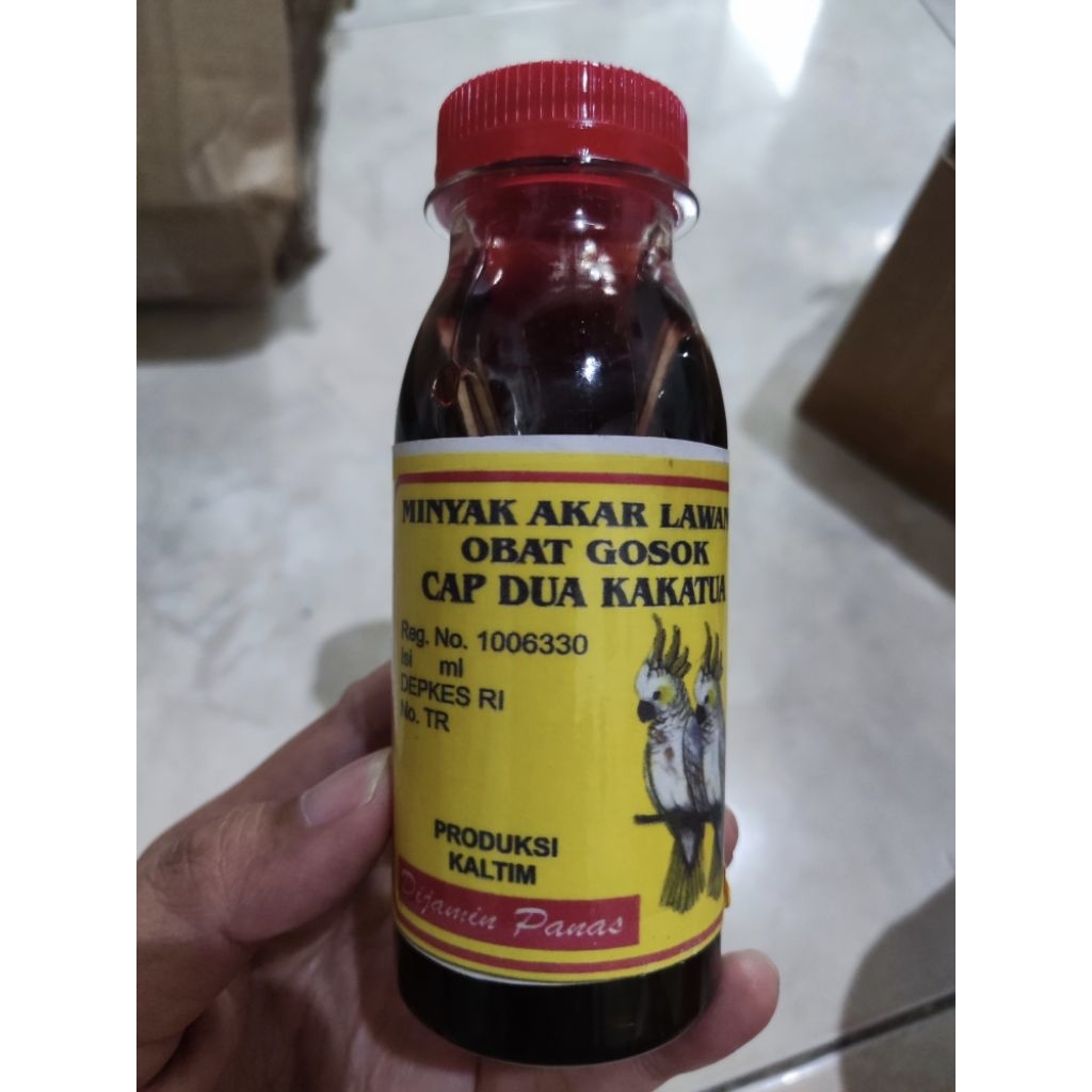 Minyak Gosok Akar Lawang Cap Kakak Tua Botol Plastik 100 ml