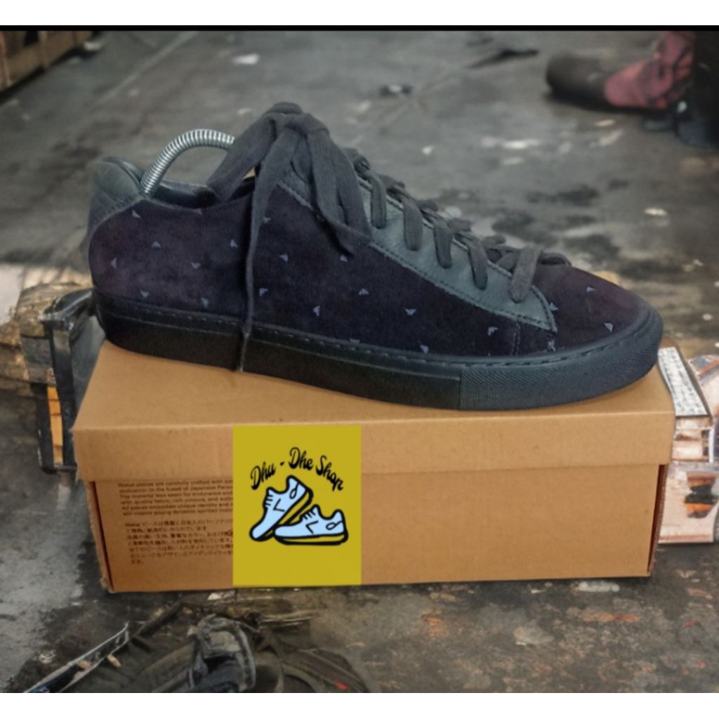 Sepatu sneaker Armani size 43 mewah original