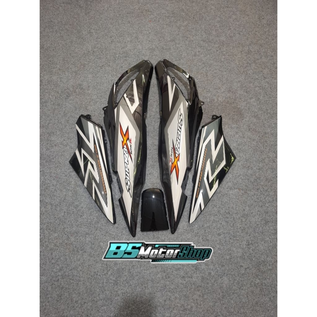 cover body honda supra x 125 warna hitam striping putih.